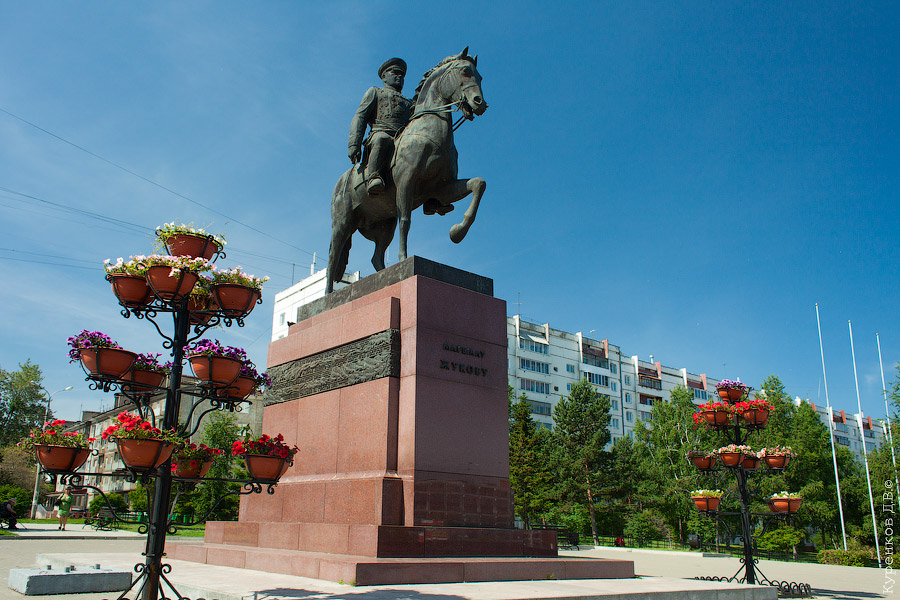 Памятник Жукову